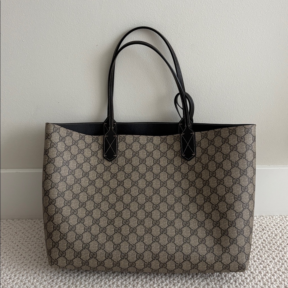 Gucci Beige and Black Signature Reversible Tote - Picture 5 of 15